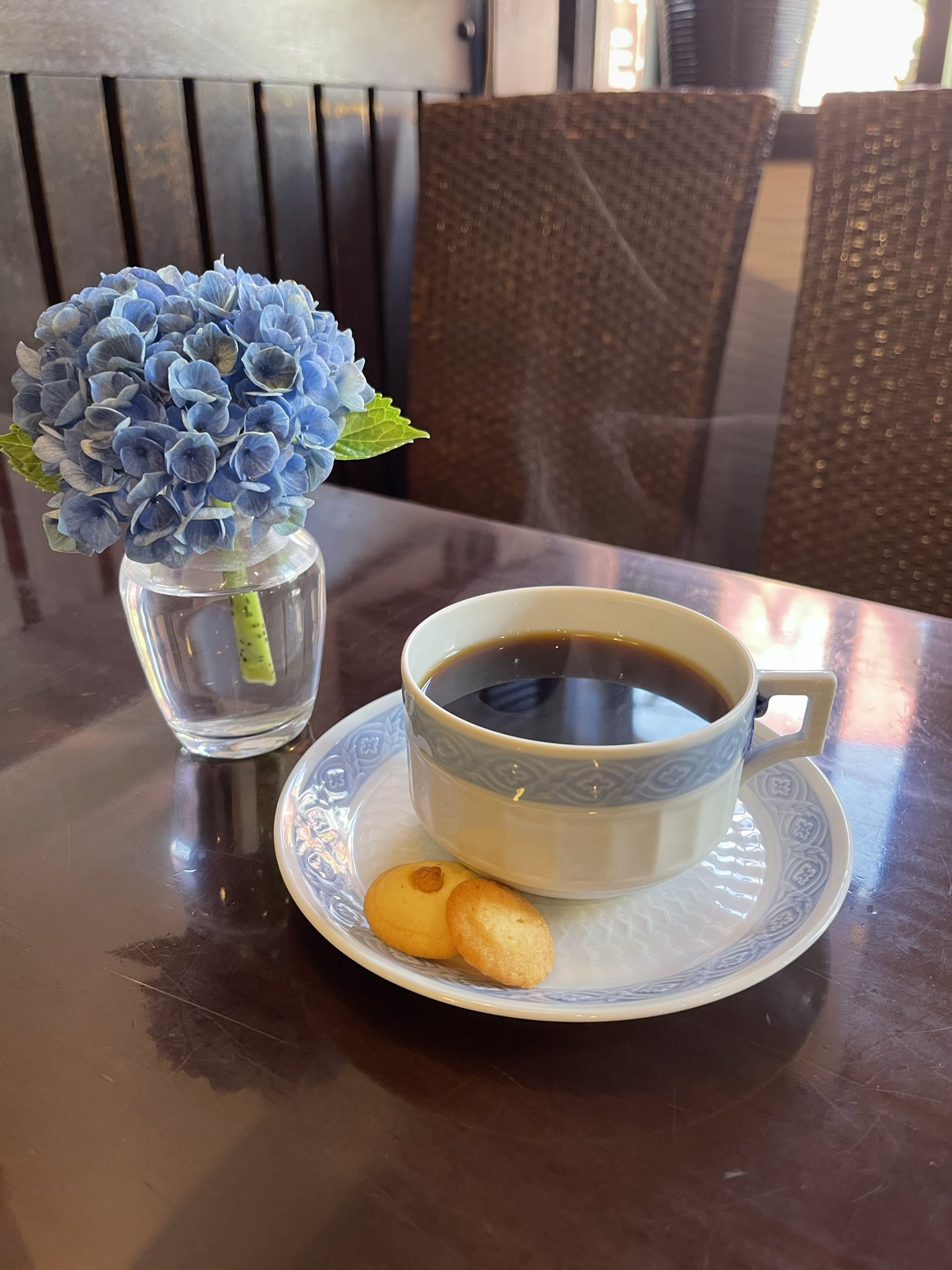 ジンジャークッキーとコーヒー