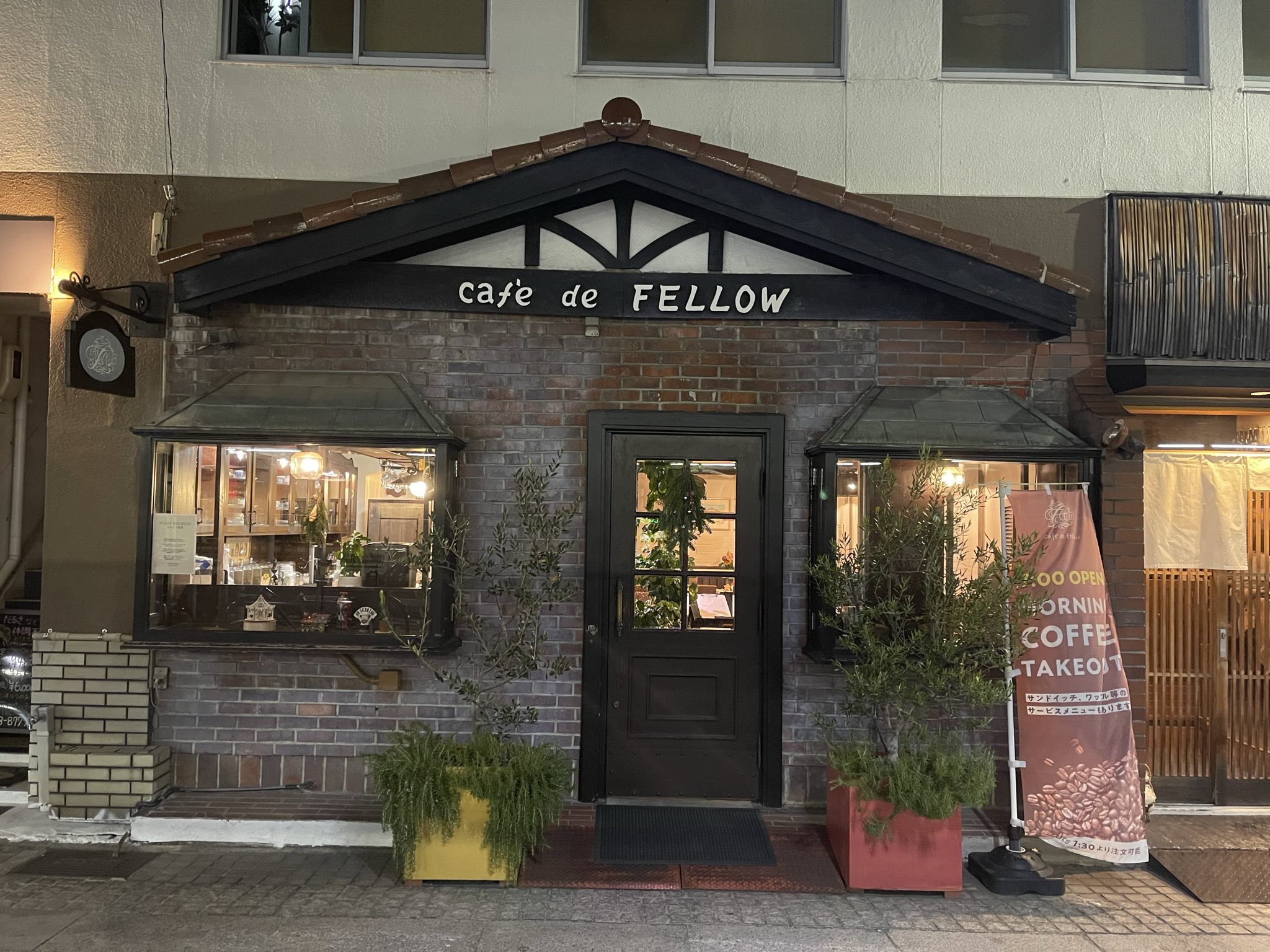 Café de Fellow 夜の外観