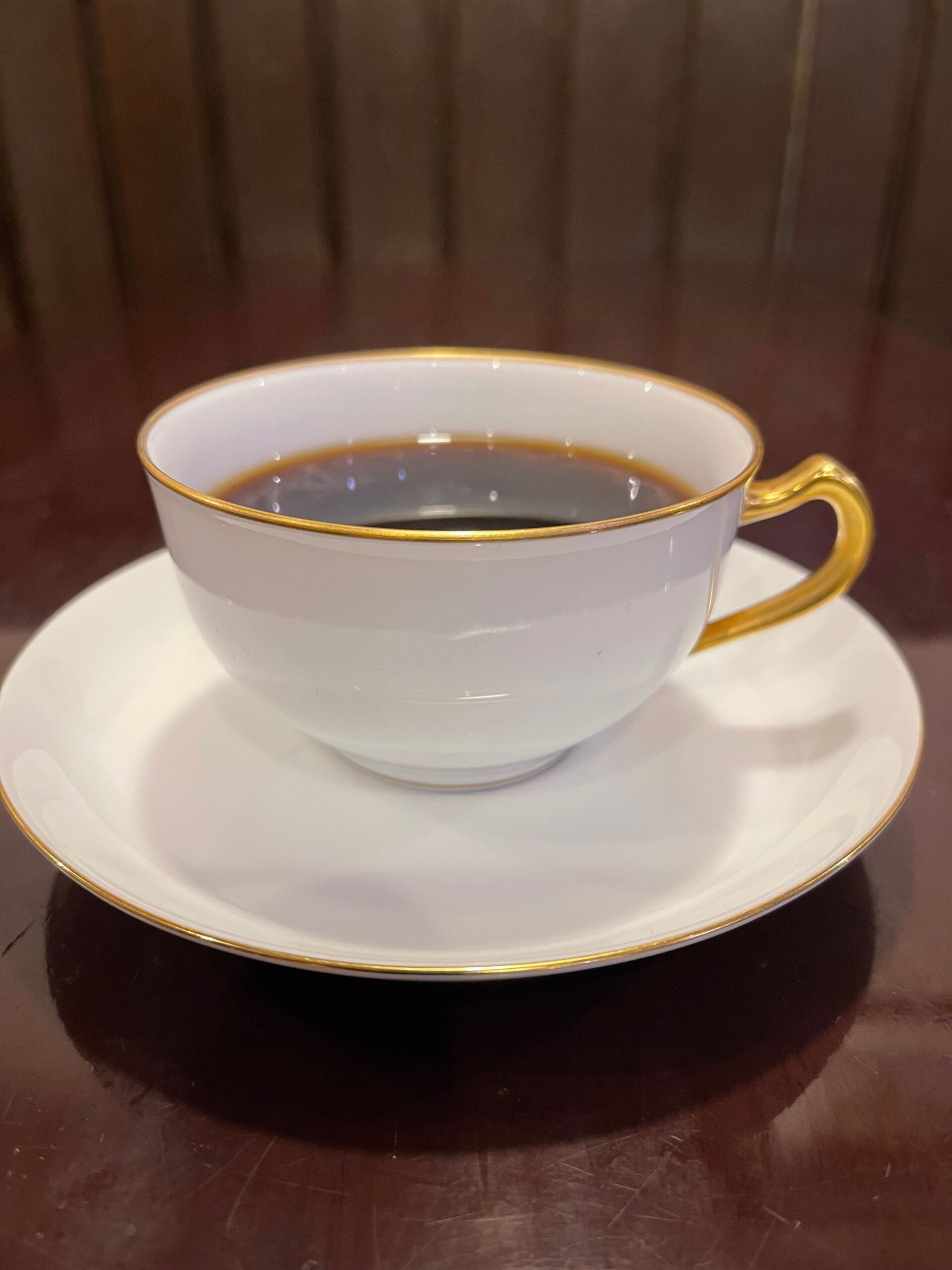 白いカップとソーサーでお出しするソフトブレンドコーヒー